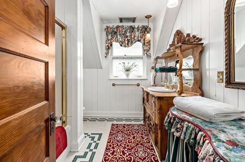 654 Bower Hill Rd, Pittsburgh PA 15243-2040 exterior