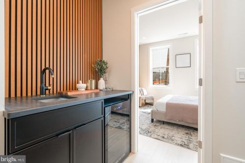 2302 Gordon St, Philadelphia PA 19132-4631 exterior