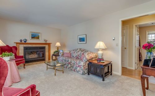 4 Hampshire Dr, Concord NH 03301-5914 exterior