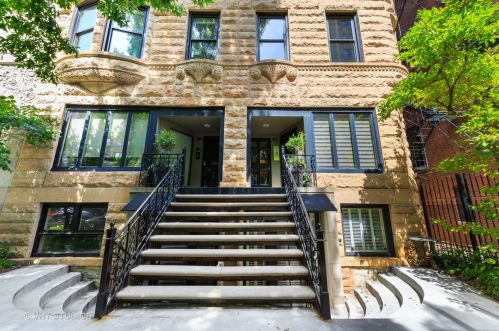 82 Elm St, Chicago, IL 60611-7558