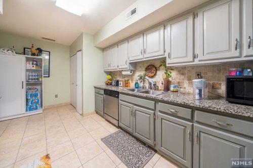 9 Lawrence Ct, Teaneck NJ 07666-6489 exterior