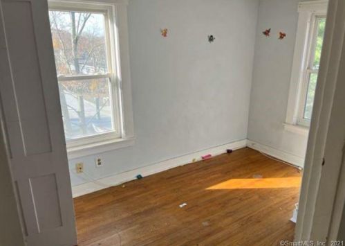 59 Woodland St, Manchester CT 06042-3011 exterior