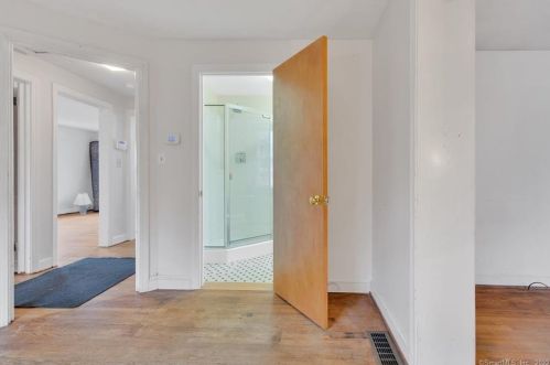 27 Essex St, Manchester CT 06040-4003 exterior