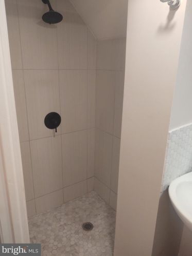 6658 Erdrick St, Philadelphia PA 19135-1604 exterior