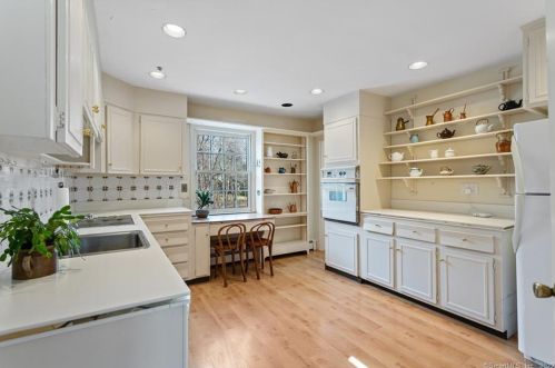 181 Long Lots Rd, Westport CT 06880-3826 exterior