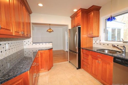 18 Midrocks Dr, Norwalk CT 06851-1621 exterior