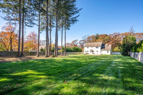 10 Buttonwood Dr, Huntington Station NY 11746-4803 exterior