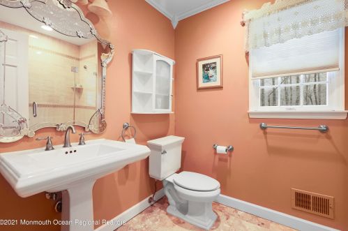 14 Burdge Dr, Middletown NJ 07748-1860 exterior