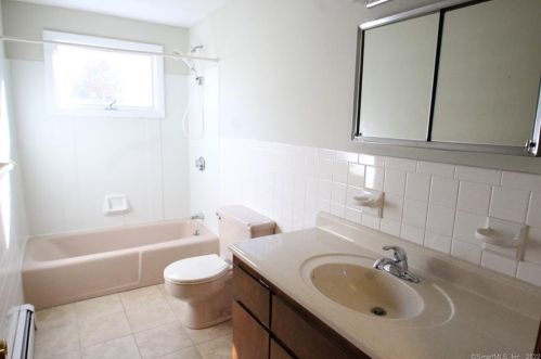 18 Earl St, Manchester CT  06040-4336 exterior