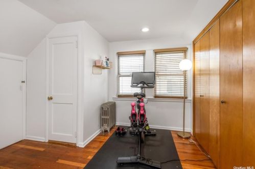 108 Fenimore St, Valley Stream NY 11580-3407 exterior