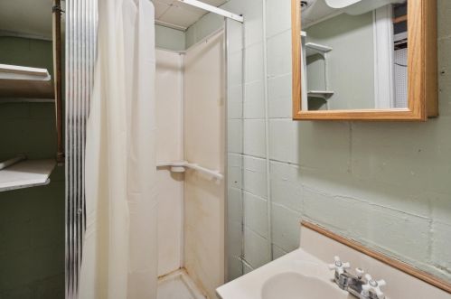 2119 Golfview Ave, Kalamazoo MI 49001-5223 exterior