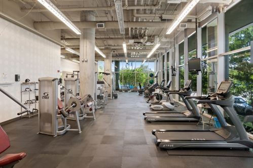 860 Blackhawk St, Chicago IL  60642-2510 exterior