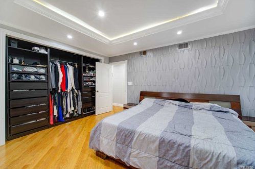 717 Eagle Dr, Valley Stream NY 11581-3539 exterior