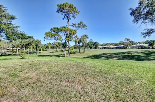 11 Gln Dr, Boynton Beach FL 33436-6207 exterior