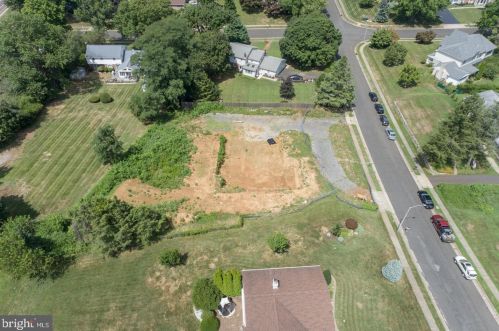 1172 Laurel Ln, Huntingdon Valley PA 19006-3216 exterior