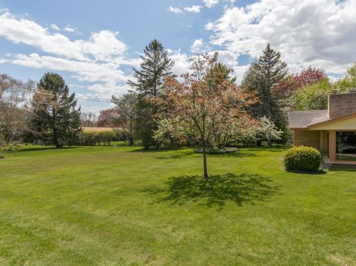 2565 Hunt Club Cir, Milwaukee WI 53209-1867 exterior