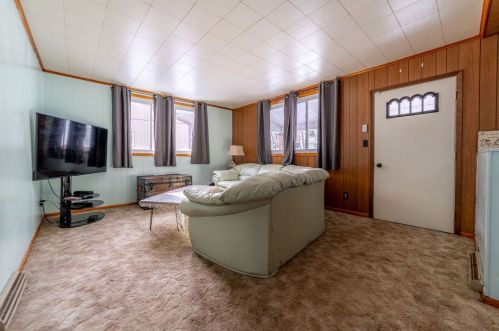 31 Blossom Ln, Vandergrift, PA 15690-2006