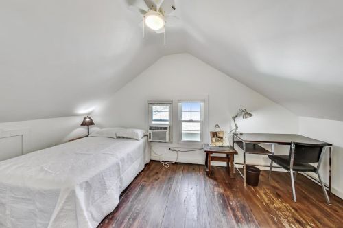 1818 Lunt Ave, Chicago IL 60645-3005 exterior