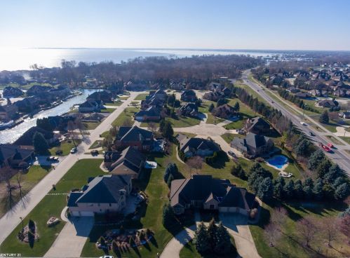 33654 Lotties Dr, New Baltimore MI 48047-2378 exterior