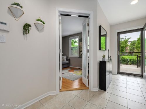 1009 Kingsbury St, Chicago IL 60610-3772 exterior