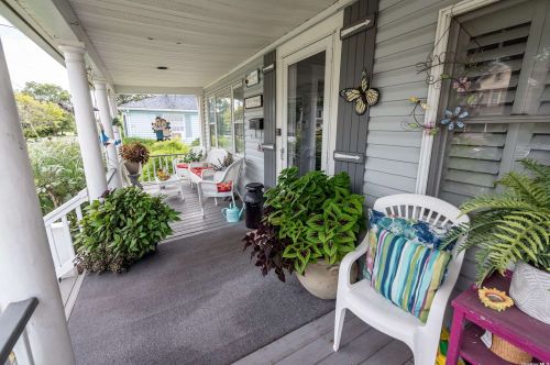 36 Maple St, Babylon, NY 11704-7718