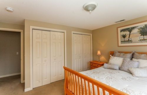 25 Gates Ave, Springfield MA 01118-2302 exterior