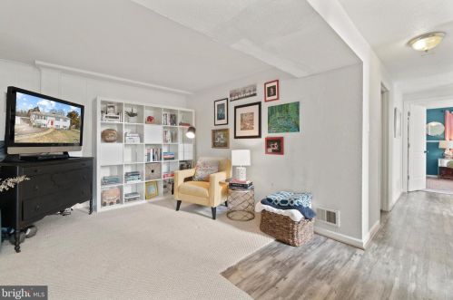 5608 Helmsdale Ln, Alexandria VA 22315-4137 exterior