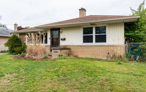 2212 Jackson St, Waukegan, IL 60087-3939