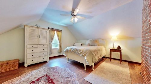 204 Edgemont Rd, Milford CT 06460-5009 exterior