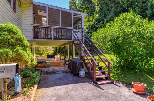 335 Lk Shr Dr, Monroe NY 10950-1814 exterior