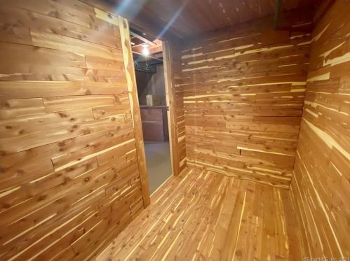 8 Arthur Ave, Enfield CT 06082-2502 exterior