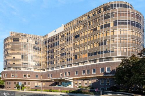 201 8th St, Philadelphia PA  19106-3519 exterior