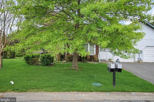 5 Brockton Ct, Lakehurst, NJ 08759-3264