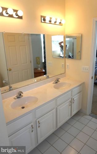 21 Fallview Ct, Trenton NJ 08690-3216 exterior