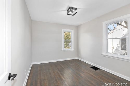 1154 Lakeside Dr, Grand Rapids MI 49503-3812 exterior