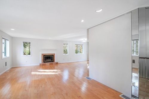 8 The Laurels, Enfield, CT 06082-2351