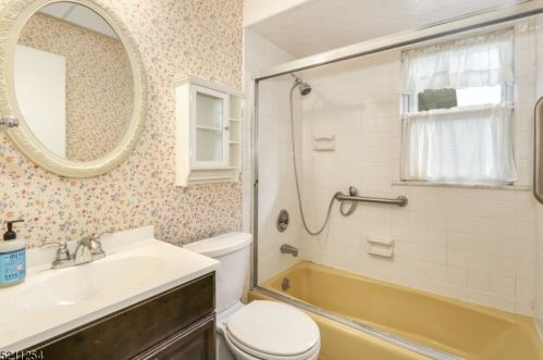 47 Dawn Dr, Clark NJ 07066-1401 exterior