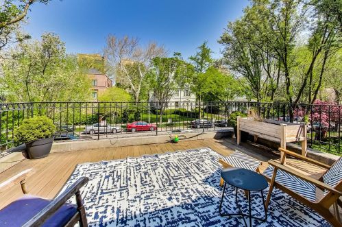 579 Hawthorne Pl, Chicago IL  60657-2922 exterior