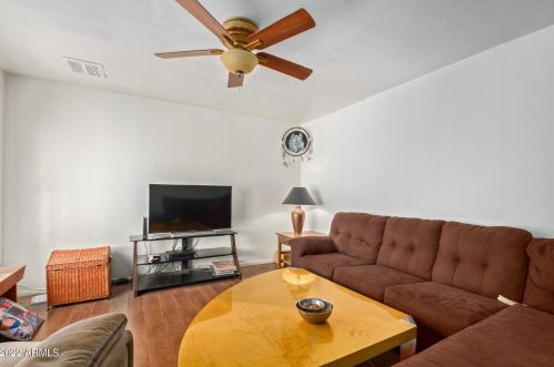 3340 Desert Cv Ave, Phoenix AZ 85028-3514 exterior