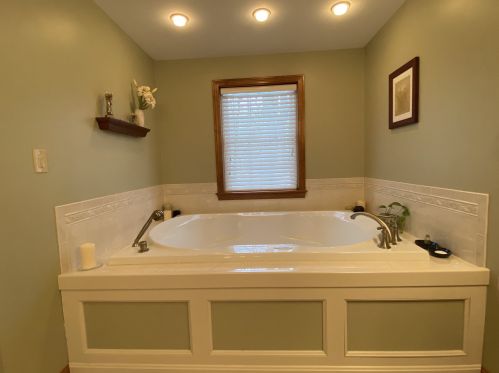 14 Brookwood Dr, Concord NH 03301-1800 exterior