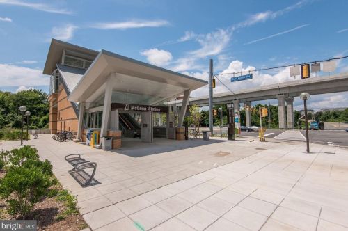 1454 Mclean Mews Ct, Mc Lean VA  22101-3824 exterior