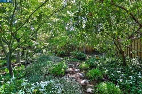 81 Byron Dr, Concord CA 94523-4102 exterior