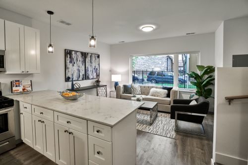 2139 Gladys Ave, Chicago, IL 60612-3024