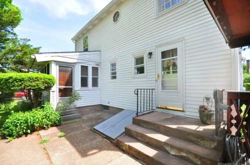 132 Walker St, Manchester CT 06040-4329 exterior