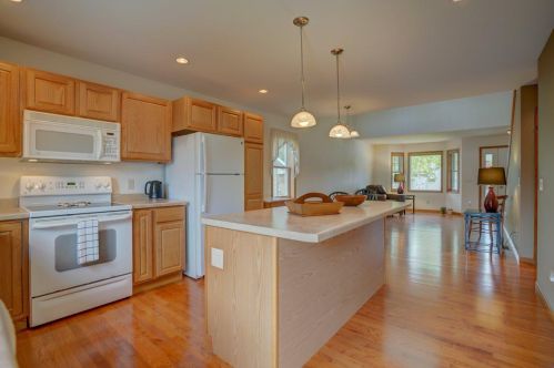 6946 Littlemore Dr, Madison, WI 53718-3333