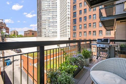 422 Deming Pl, Chicago IL 60614-1719 exterior