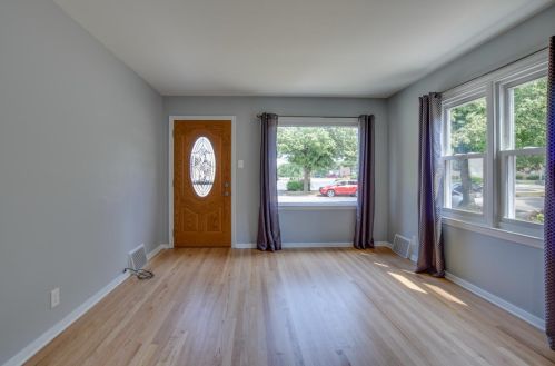 2323 97th St, Milwaukee, WI 53227-2221