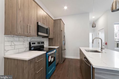 2147 8th St, Philadelphia, PA 19148-3134