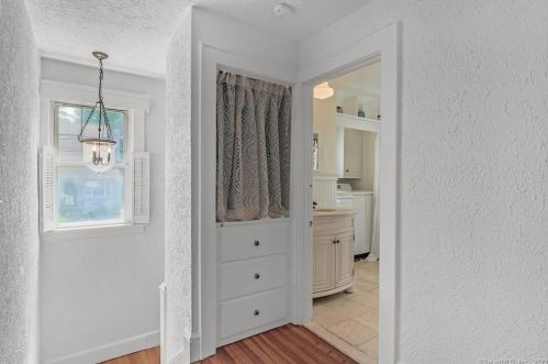 8 Broadview Ter, Norwalk CT 06851-3907 exterior