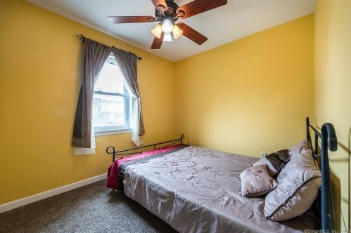 334 Maple Ave, Uncasville CT 06382-2018 exterior